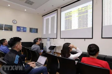 Khách hàng giao dịch tại sàn giao dịch BVSC. (Ảnh: Trần Việt/TTXVN)