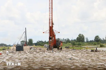 Trang thiết bị máy móc được tập kết ra công trường cao tốc Châu Đốc-Cần Thơ-Sóc Trăng. (Ảnh: Tuấn Phi/TTXVN) 