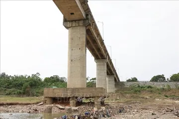 Cầu sông Lô có dấu hiệu xuống cấp nghiêm trọng.