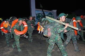 Lực lượng quân đội giúp người dân ứng phó bão số 13