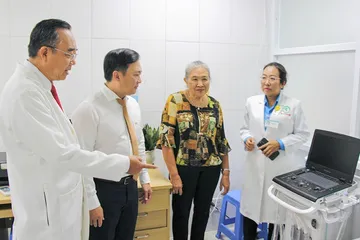 Bệnh viện chuyên khoa Sản Nhi tỉnh Sóc Trăng tiếp nhận tài trợ thiết bị tầm soát bệnh lý tim mạch.