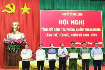 Bí thư Tỉnh uỷ Vĩnh Long Trần Văn Lâu tặng bằng khen cho tập thể thực hiện tốt công tác phòng, chống tham nhũng, lãng phí, tiêu cực,