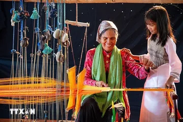 Nghề dệt ở làng Mỹ Nghiệp chủ yếu gắn liền với hình ảnh người phụ nữ, theo phong tục mẹ truyền con nối. (Ảnh: Khánh Hòa/TTXVN)