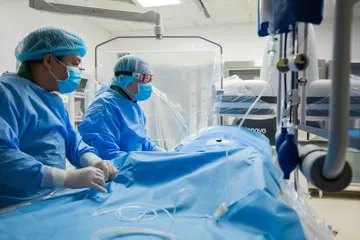 Các bác sĩ thực hiện can thiệp loại bỏ túi phình não