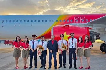 Phó Tổng giám đốc Thường trực Vietjet Tô Việt Thắng (giữa) cùng phi hành đoàn Vietjet chào đón tàu bay mới