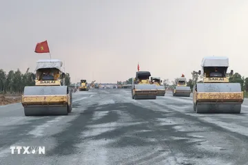 Huy động nhiều trang thiết bị, máy móc phục vụ công trường cao tốc về đích đúng hẹn. (Ảnh: Tuấn Phi/TTXVN)