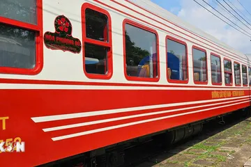 Ngoại thất của đoàn tàu Hoa Phượng Đỏ. (Ảnh: TTXVN phát)