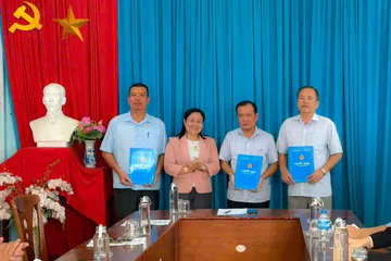 Lãnh đạo Sở NN-MT TP Cần Thơ trao các quyết định bổ nhiệm Ban Quản lý Cảng cá Trần Đề