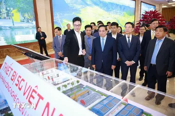 Thủ tướng Phạm Minh Chính tham quan trưng bày sản phẩm công nghệ số tại Diễn đàn Quốc gia phát triển kinh tế số và xã hội số lần thứ 3. (Ảnh: Dương Giang/TTXVN)