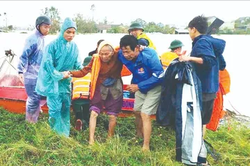 Lực lượng quân đội sử dụng xuồng ứng cứu, sơ tán người dân ở phường An Nhơn Đông (tỉnh Gia Lai) ra khỏi vùng nguy hiểm. Ảnh: XUÂN HUYÊN