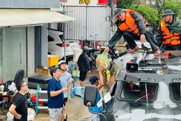 Lực lượng chức năng tiếp tế nhu yếu phẩm cho người dân