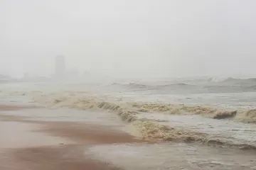 Quy Nhơn bắt đầu có gió giật mạnh, sóng biển dữ dội