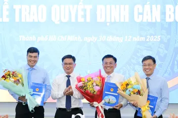 Đồng chí Nguyễn Mạnh Cường trao quyết định và hoa chúc mừng các cá nhân. Ảnh: NGÔ BÌNH