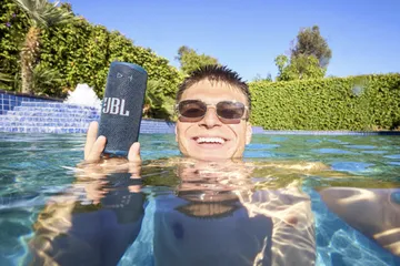 JBL Grip cực kỳ bền bỉ với chuẩn chống nước... 