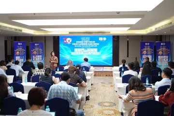 Bà Vũ Kim Hạnh, Chủ tịch Hiệp hội DN HVNCLC chia sẻ tại họp báo 