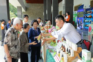 Doanh nghiệp giới thiệu sản phẩm tại không gian triển lãm 30 năm HVNCLC