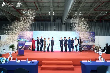 Các đại biểu bấm nút khai mạc Vietnam ICTCOMM 2026 và TELEFILM Vietnam 2026