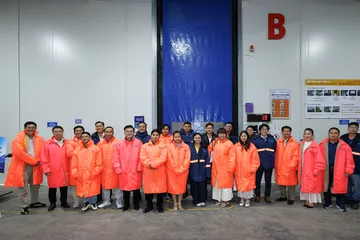 Khách hàng tham quan hệ thống kho lạnh và trung tâm phân phối của ITL Logistics. 