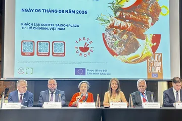 Các đại biểu đến từ Ba Lan chia sẻ tại buổi gặp. 