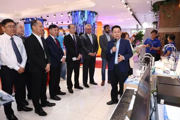 Doanh nghiệp giới thiệu sản phẩm tại Tuần lễ. 