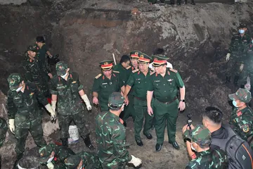 Đại tướng Nguyễn Trọng Nghĩa kiểm tra công tác tìm kiếm hài cốt liệt sĩ. Ảnh: VIỆT DŨNG