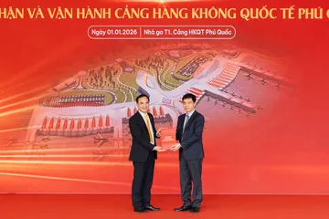 Đại diện Công ty cổ phần Cảng hàng không Mặt Trời nhận giấy phép kinh doanh cảng hàng không từ Thứ trưởng Bộ Xây dựng Lê Anh Tuấn (phải)