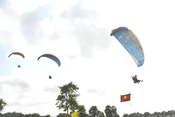 Mãn nhãn cuộc đua dù lượn ở vùng Bảy Núi