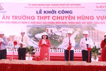 Đại biểu thực hiện nghi thức động thổ công trình