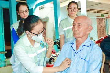 Đội chăm sóc sức khỏe liên tục gắn với địa bàn dân cư trên địa bàn xã Đất Đỏ thăm khám cho người dân