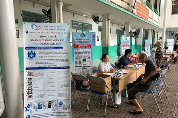 Người dân phường Bình Thới đăng ký khám sức khỏe tại điểm khám trên địa bàn