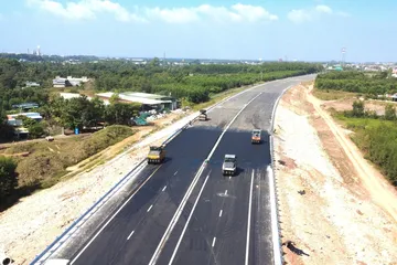 Thi công dự án thành phần 1 đường cao tốc Biên Hòa - Vũng Tàu đoạn qua TP Đồng Nai vào tháng 1-2026. Ảnh PHÚ NGÂN