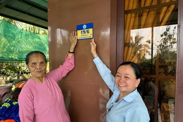 Lãnh đạo xã Bình Chánh gắn số nhà cho người dân