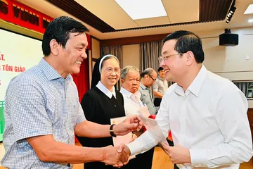 Giám đốc Sở NN-MT TPHCM Nguyễn Toàn Thắng trao giấy chứng nhận cho tổ chức trên địa bàn. 