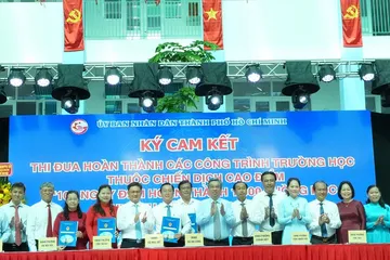 Nghi thức ký cam kết thi đua hoàn thành các công trình trường học thuộc chiến dịch cao điểm "100 ngày đêm hoàn thành 1.000 phòng học"
