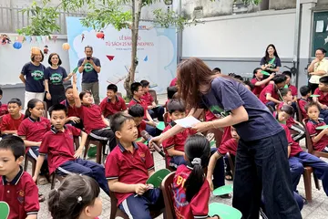 Nhân viên Manulife dạy kỹ năng cho học sinh trường tình thương Đa Minh (Thủ Đức)