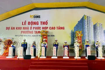 Các đại biểu trong nghi thức khởi công dự án