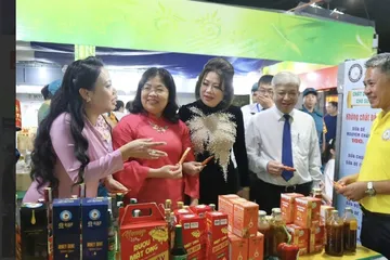 Ông Võ Thành Khả (thứ 2 từ phải)- Bí thư Đảng ủy, Chủ tịch HĐND phường Bình Đông cùng các đại biểu tham quan gian hàng trong "Tuần lễ nông sản vùng miền- Bình Đông 2025"