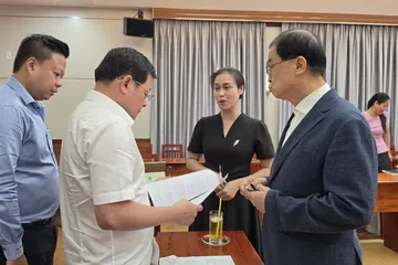 Giám đốc Sở NN-MT TPHCM Nguyễn Toàn Thắng lắng nghe ý kiến của nhà đầu tư Hàn Quốc, đại diện Công ty TNHH IDE Việt Nam chủ đầu tư Khu đô thị xanh Bình Tân (Green Town Bình Tân) tại buổi họp sáng 10-7.