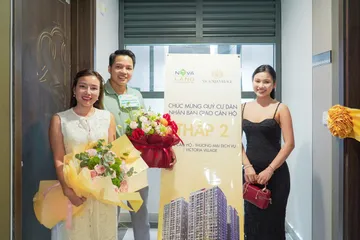 Gia đình ông Đoàn Văn Tuệ trong ngày nhận bàn giao nhà tại Victoria Village