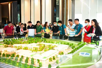 Người dân tham quan phối cảnh một dự án nhà ở