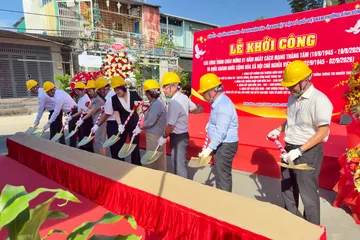Các đại biểu thực hiện nghi thức khởi công