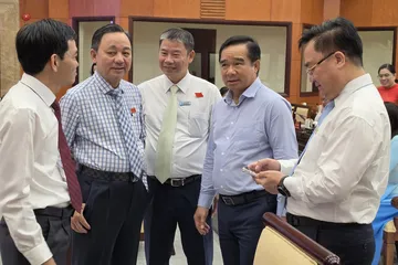 Chủ tịch UBND TPHCM Nguyễn Văn Được (thứ hai từ phải sang) trao đổi với các đại biểu sáng 22-9