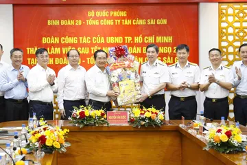 Chủ tịch UBND TPHCM Nguyễn Văn Được cùng đoàn công tác thăm, chúc mừng và tặng quà Ban lãnh đạo Tổng Công ty Tân Cảng Sài Gòn (SNP) – Binh đoàn 20. Ảnh: QUỐC HÙNG