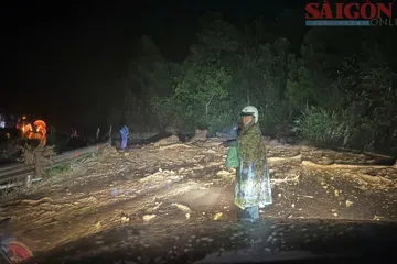 Đất đá tràn xuống mặt đường gây trơn trượt trên đèo D'ran. Ảnh: TRẦN TUẤN
