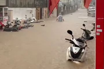 Nhiều hẻm ở Đà Lạt ngập sâu vì mưa lớn