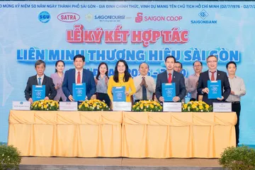 Các đơn vị thực hiện ký kết thành lập Liên minh Thương hiệu Sài Gòn. Ảnh: THANH HÙNG