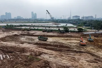 Hà Nội đang triển khai hồ đầu mối Mễ Trì để chống ngập lụt cho mùa mưa bão sắp tới. Ảnh: TIẾN CƯỜNG