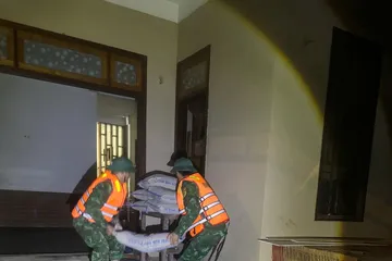 Lực lượng chức năng ở xã Lao Bảo, tỉnh Quảng Trị tổ chức di dời khẩn cấp 397 người dân và nhiều đồ đạc trong đêm
