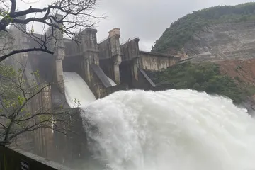 Hồ thủy điện Hương Điền điều tiết nước qua tràn và tuabin với lưu lượng tăng dần