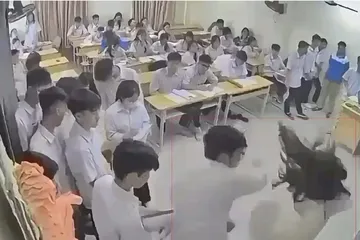 Nam sinh hành hung cô giáo trên bục giảng. Ảnh: CHỤP MÀN HÌNH